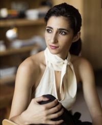 Alba Flores 1003