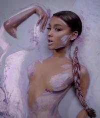 Ariana Grande 1055
